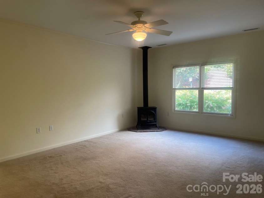 509 26th Avenue, Hickory, NC 28601.  MLS# CAR4411595, YatesRealty ID 41482. Great Room