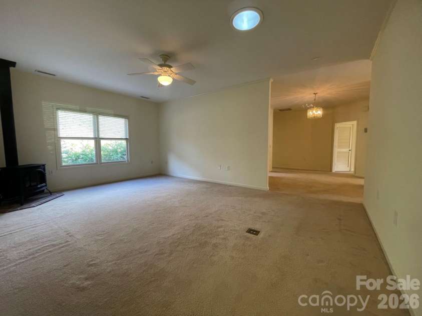 509 26th Avenue, Hickory, NC 28601.  MLS# CAR4411595, YatesRealty ID 41482. Great Room