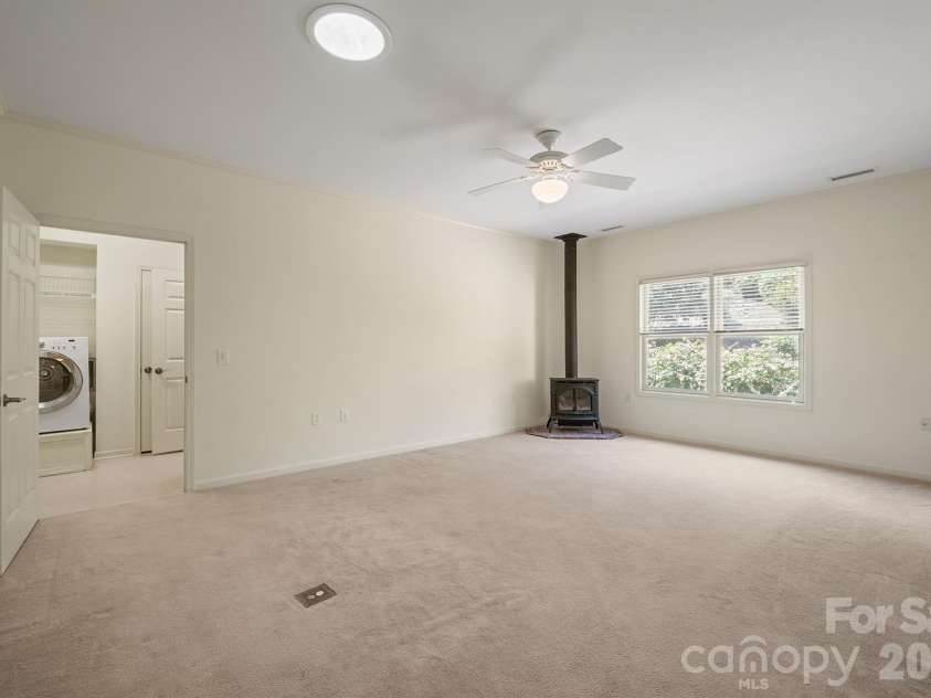509 26th Avenue, Hickory, NC 28601.  MLS# CAR4411595, YatesRealty ID 41482. Great Room