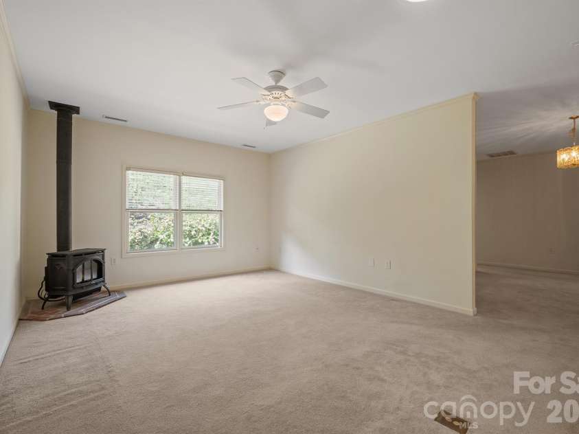 509 26th Avenue, Hickory, NC 28601.  MLS# CAR4411595, YatesRealty ID 41482. Great Room