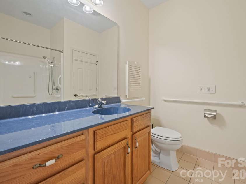 509 26th Avenue, Hickory, NC 28601.  MLS# CAR4411595, YatesRealty ID 41482. Guest Bath