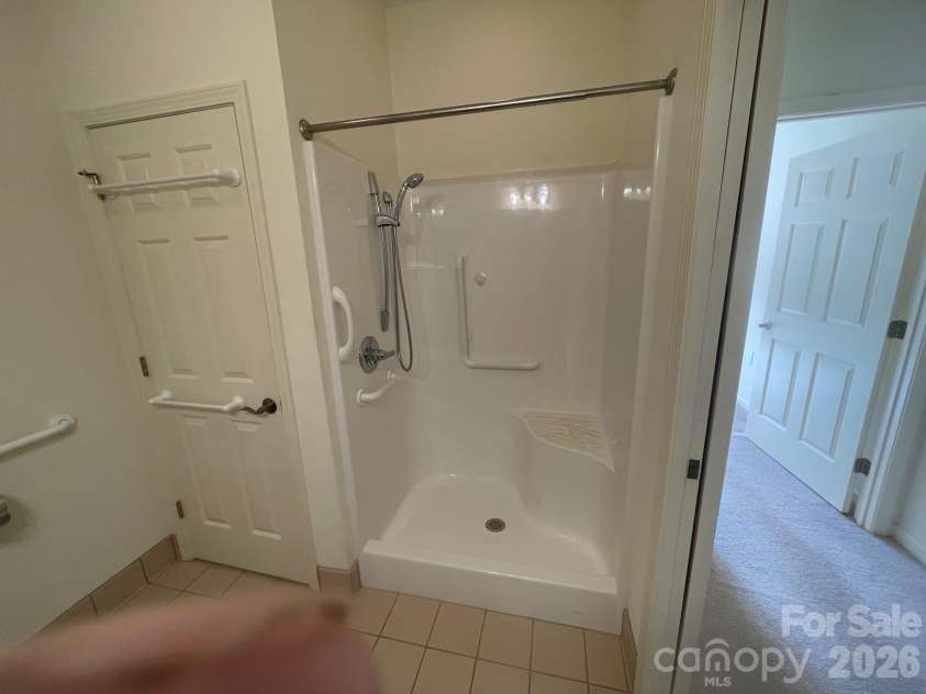 509 26th Avenue, Hickory, NC 28601.  MLS# CAR4411595, YatesRealty ID 41482. Hall BAth