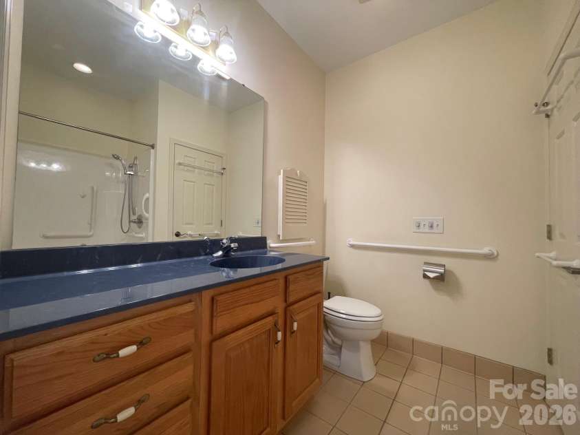 509 26th Avenue, Hickory, NC 28601.  MLS# CAR4411595, YatesRealty ID 41482. Hall Bath