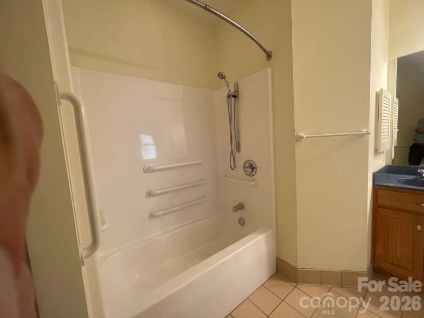 509 26th Avenue, Hickory, NC 28601.  MLS# CAR4411595, YatesRealty ID 41482. Main Bath