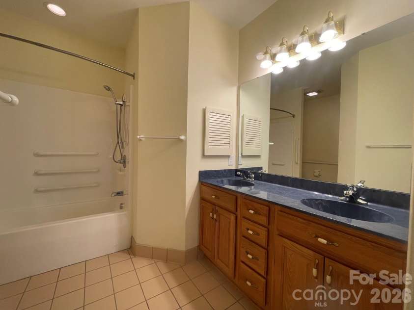 509 26th Avenue, Hickory, NC 28601.  MLS# CAR4411595, YatesRealty ID 41482. Main Bath