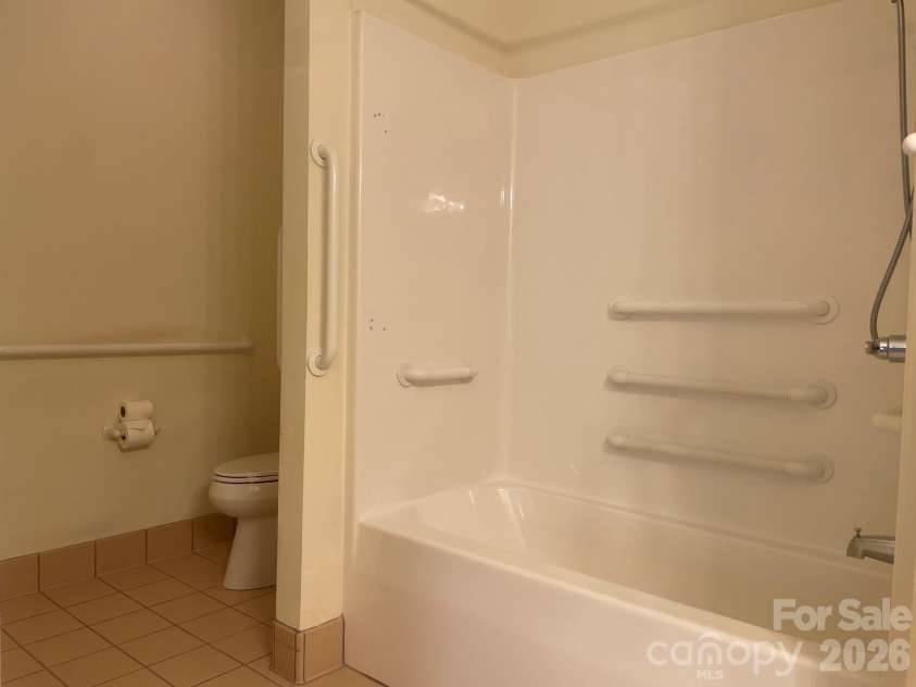 509 26th Avenue, Hickory, NC 28601.  MLS# CAR4411595, YatesRealty ID 41482. Main Bath