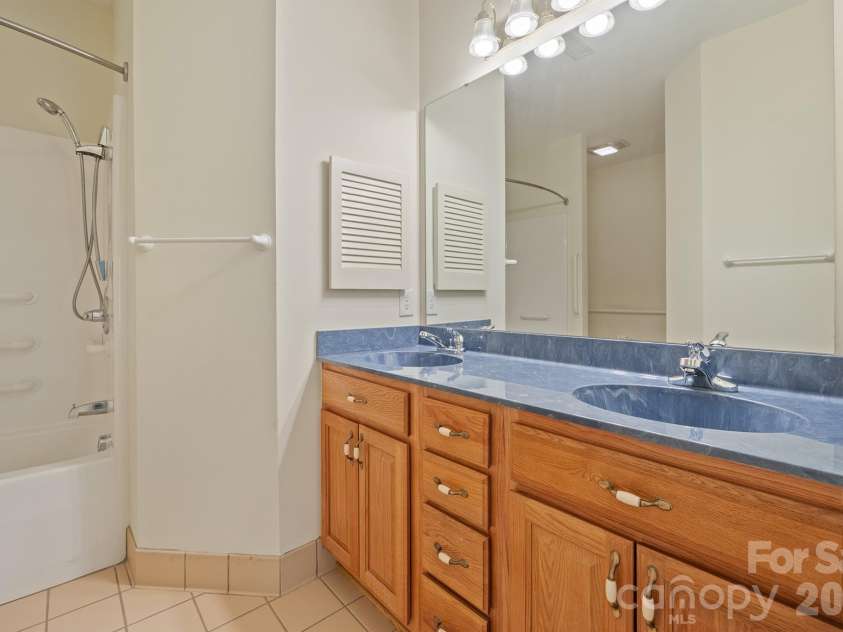 509 26th Avenue, Hickory, NC 28601.  MLS# CAR4411595, YatesRealty ID 41482. Primary Bath