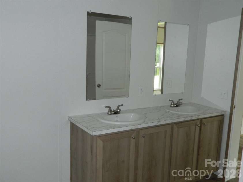3944 Hollywood Ridge Road, Lenoir, NC 28645.  MLS# CAR4403035, YatesRealty ID 41483. Hall Full Bath