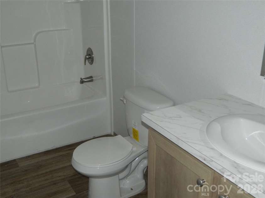 3944 Hollywood Ridge Road, Lenoir, NC 28645.  MLS# CAR4403035, YatesRealty ID 41483. Hall Full Bath