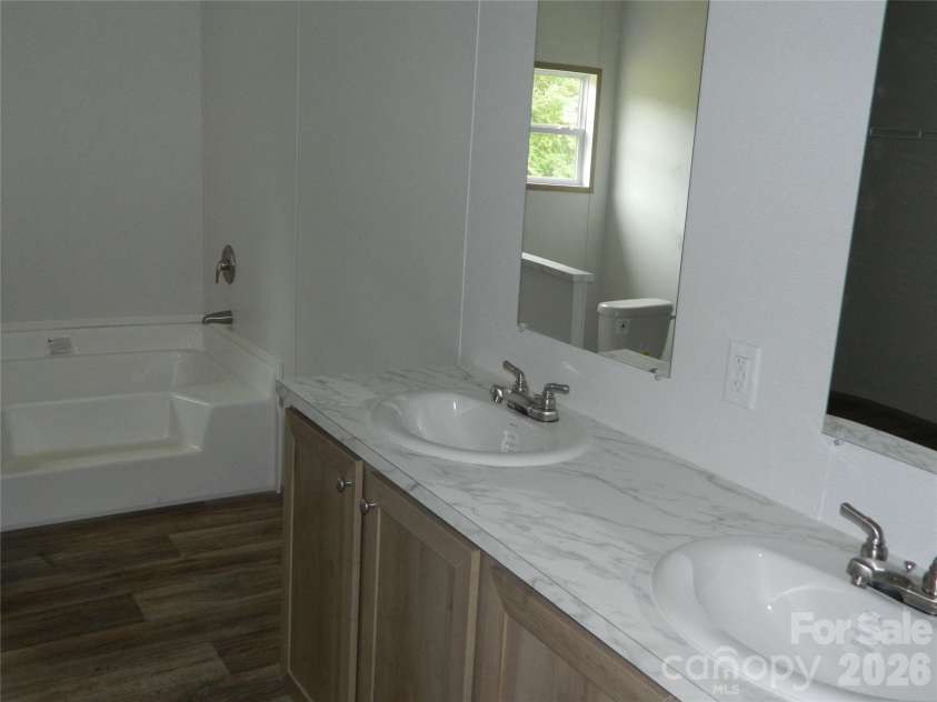 3944 Hollywood Ridge Road, Lenoir, NC 28645.  MLS# CAR4403035, YatesRealty ID 41483. Primary Bath
