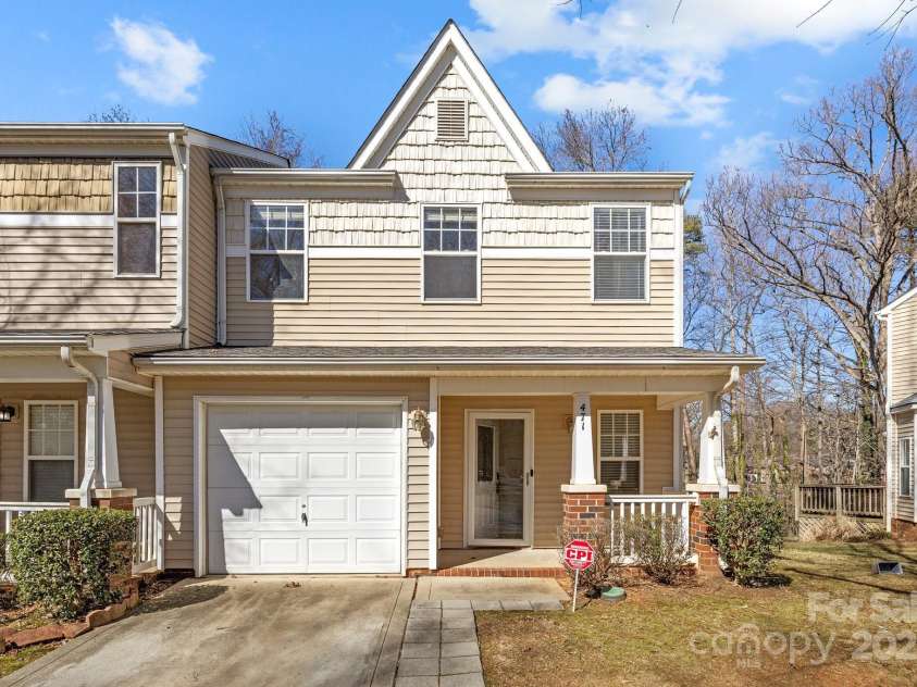 471 Doughton Lane, Charlotte, NC 28217.  MLS# CAR4225949, YatesRealty ID 4149. 471 Doughton Ln Front Exterior