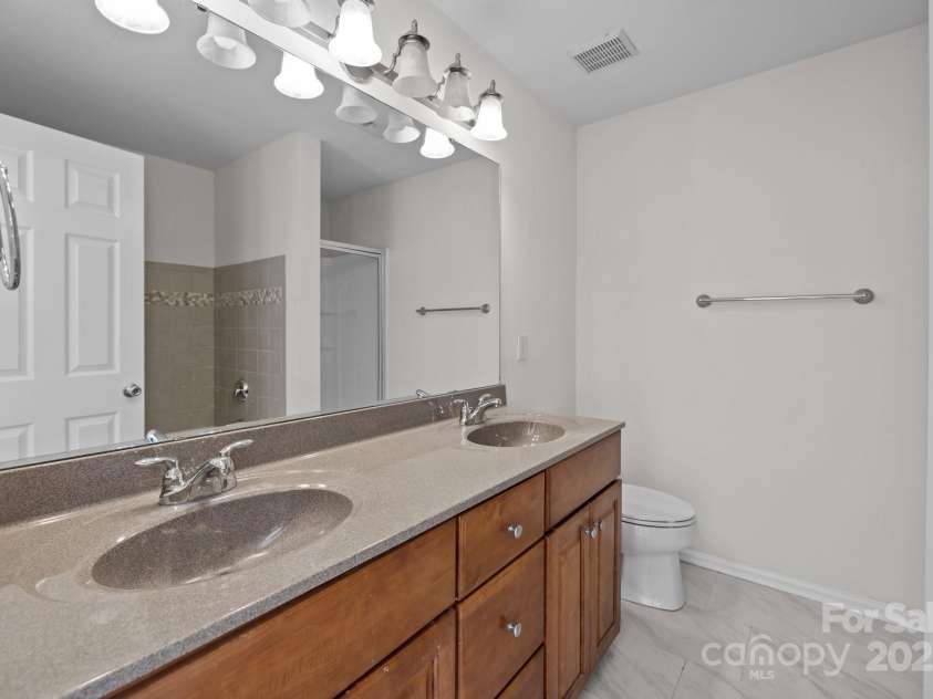 471 Doughton Lane, Charlotte, NC 28217.  MLS# CAR4225949, YatesRealty ID 4149. Primary Bath
