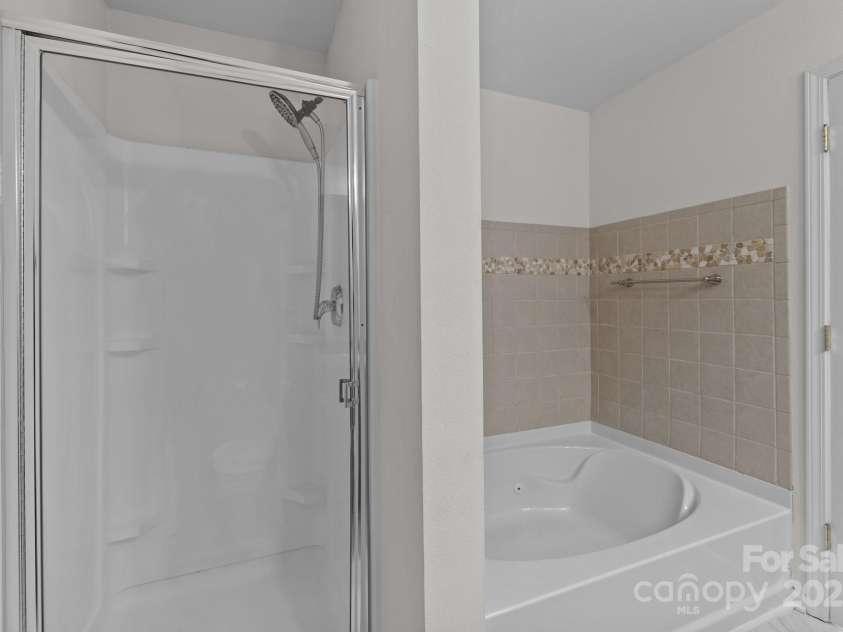 471 Doughton Lane, Charlotte, NC 28217.  MLS# CAR4225949, YatesRealty ID 4149. Primary Bath w/ Dual Sinks, Separate Shower and Garden Tub