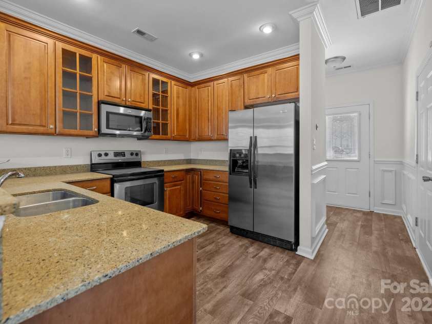 471 Doughton Lane, Charlotte, NC 28217.  MLS# CAR4225949, YatesRealty ID 4149. Upgraded Kitchen Cabinets w/Granite Counter Tops and SS Appliances