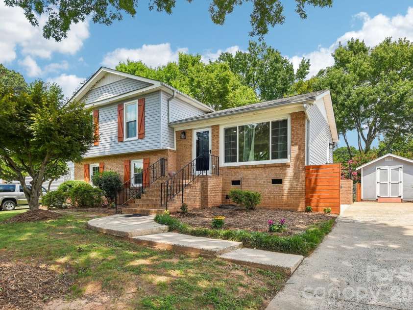 318 Red Roan Place, Charlotte, NC 28215.  MLS# CAR4411802, YatesRealty ID 41495. 