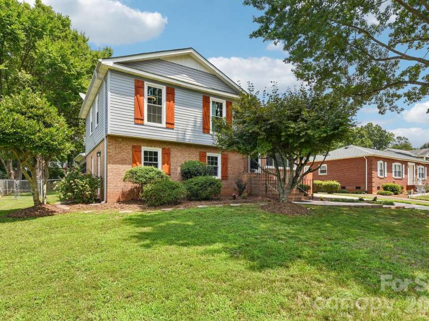 318 Red Roan Place, Charlotte, NC 28215.  MLS# CAR4411802, YatesRealty ID 41495. 