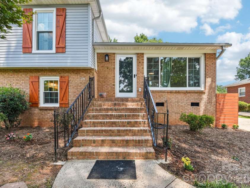 318 Red Roan Place, Charlotte, NC 28215.  MLS# CAR4411802, YatesRealty ID 41495. 