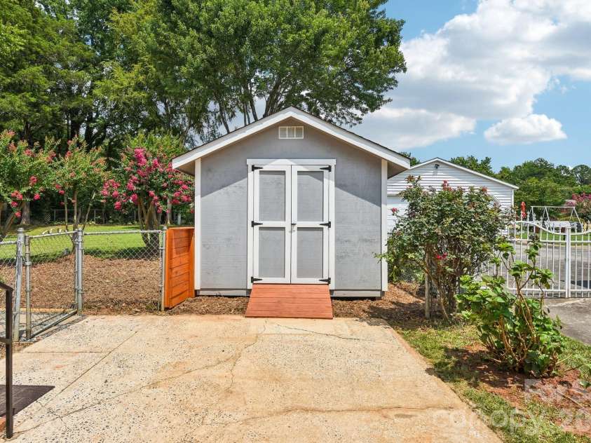 318 Red Roan Place, Charlotte, NC 28215.  MLS# CAR4411802, YatesRealty ID 41495. 