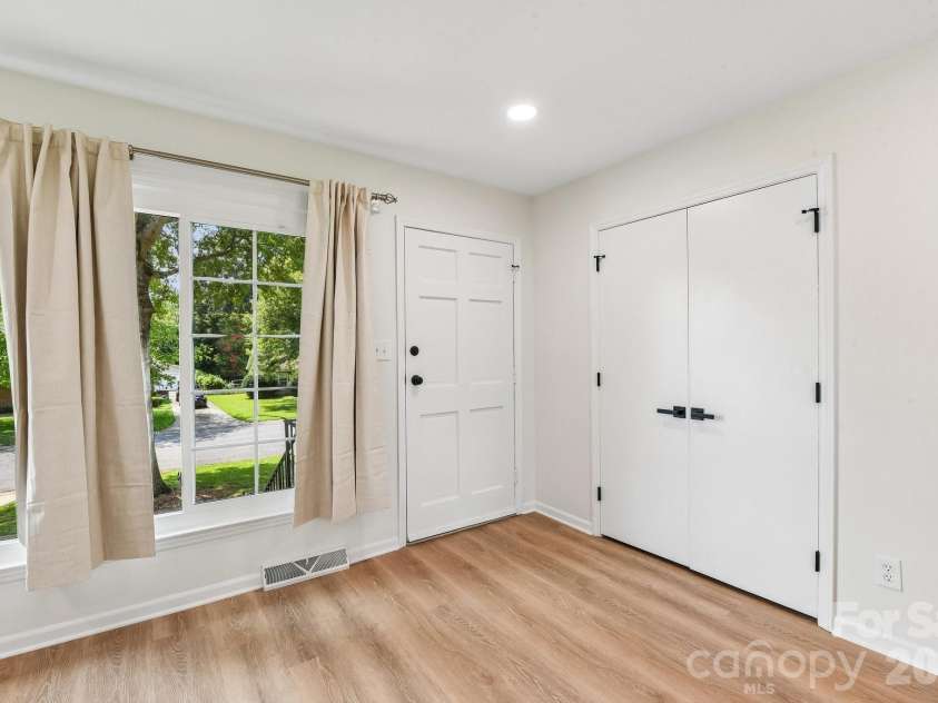 318 Red Roan Place, Charlotte, NC 28215.  MLS# CAR4411802, YatesRealty ID 41495. 
