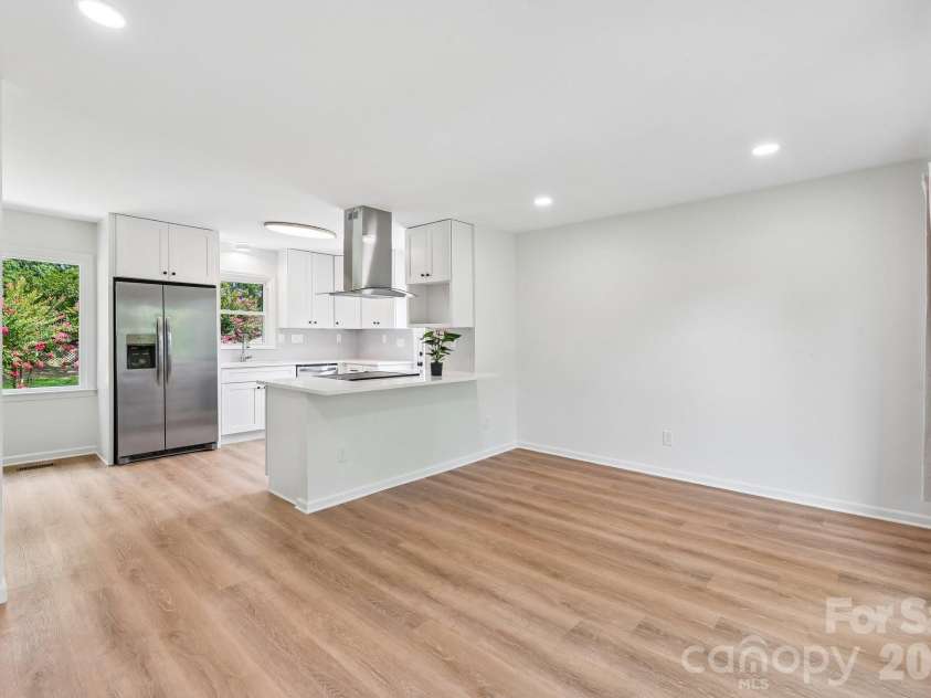 318 Red Roan Place, Charlotte, NC 28215.  MLS# CAR4411802, YatesRealty ID 41495. 