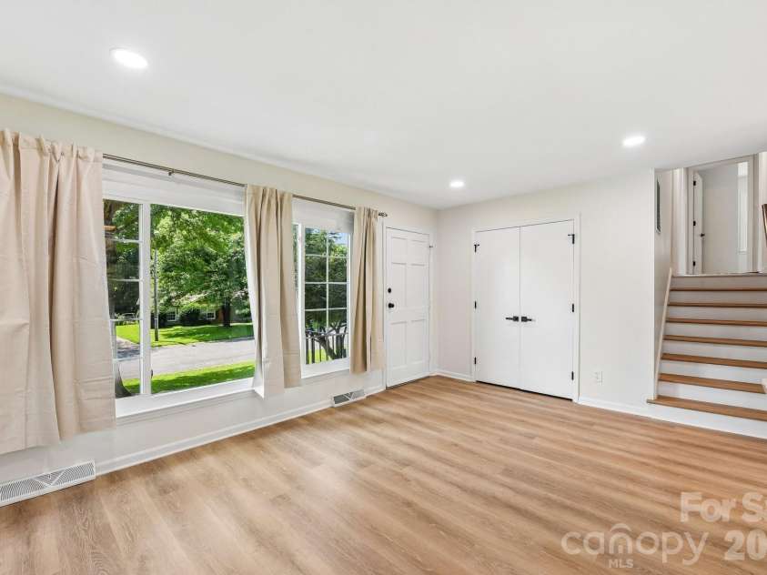 318 Red Roan Place, Charlotte, NC 28215.  MLS# CAR4411802, YatesRealty ID 41495. 