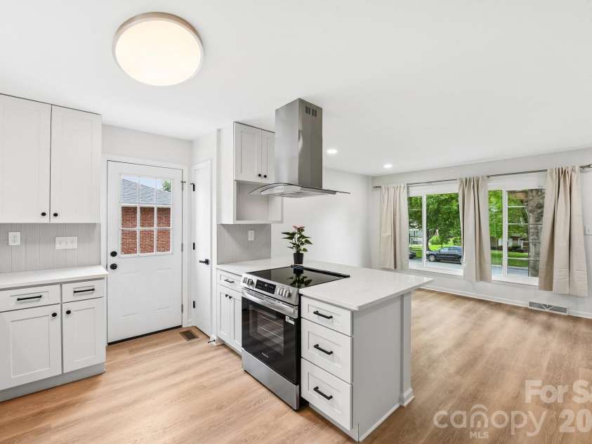 318 Red Roan Place, Charlotte, NC 28215.  MLS# CAR4411802, YatesRealty ID 41495. 