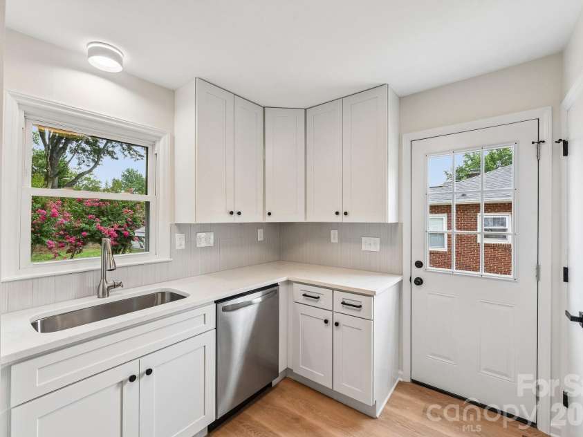 318 Red Roan Place, Charlotte, NC 28215.  MLS# CAR4411802, YatesRealty ID 41495. 