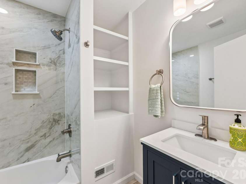 318 Red Roan Place, Charlotte, NC 28215.  MLS# CAR4411802, YatesRealty ID 41495. 
