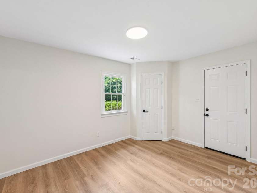 318 Red Roan Place, Charlotte, NC 28215.  MLS# CAR4411802, YatesRealty ID 41495. 