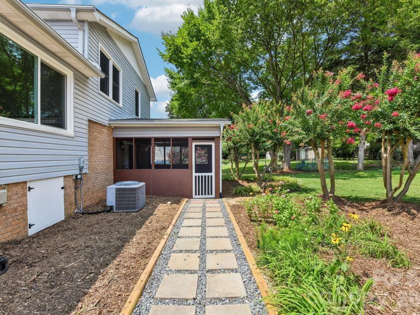 318 Red Roan Place, Charlotte, NC 28215.  MLS# CAR4411802, YatesRealty ID 41495. 