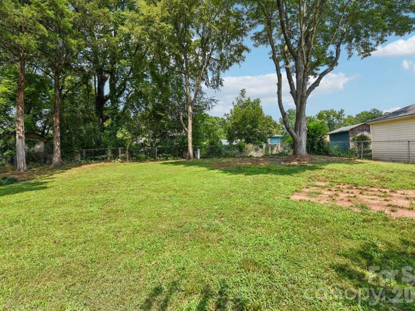 318 Red Roan Place, Charlotte, NC 28215.  MLS# CAR4411802, YatesRealty ID 41495. 