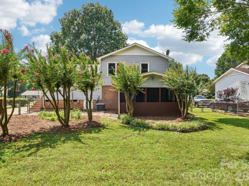 318 Red Roan Place, Charlotte, NC 28215.  MLS# CAR4411802, YatesRealty ID 41495. 
