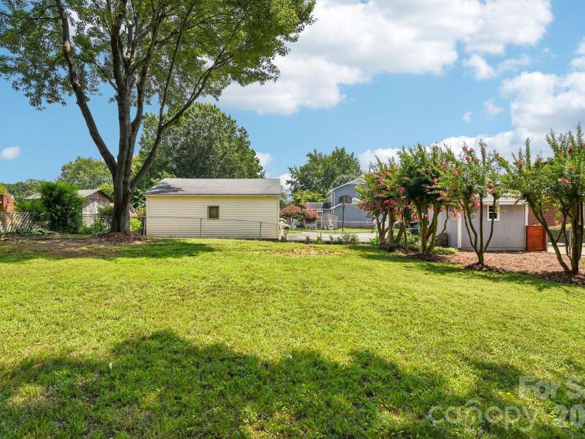 318 Red Roan Place, Charlotte, NC 28215.  MLS# CAR4411802, YatesRealty ID 41495. 