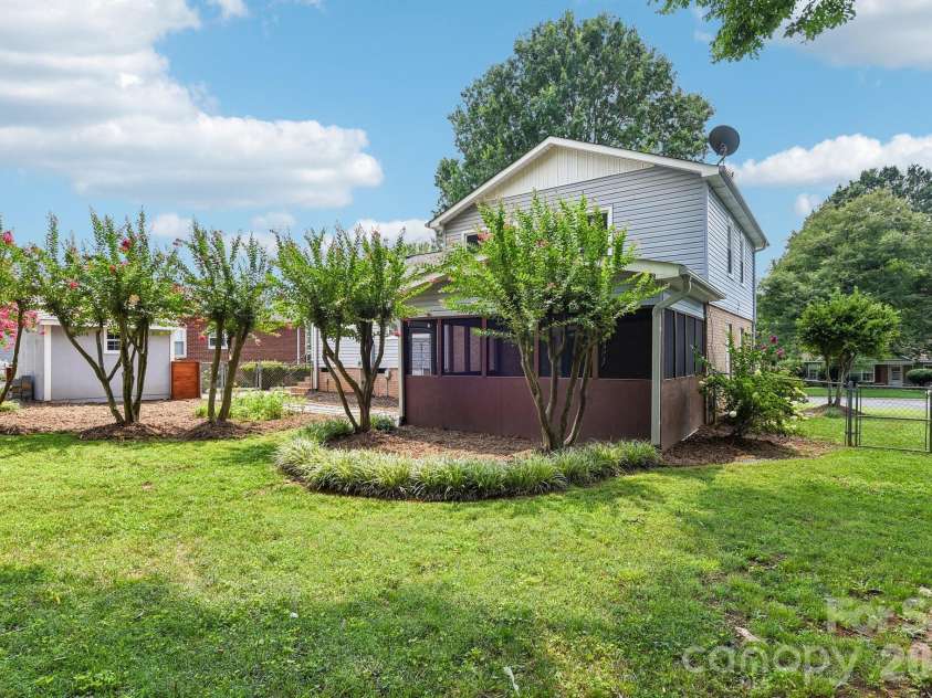 318 Red Roan Place, Charlotte, NC 28215.  MLS# CAR4411802, YatesRealty ID 41495. 
