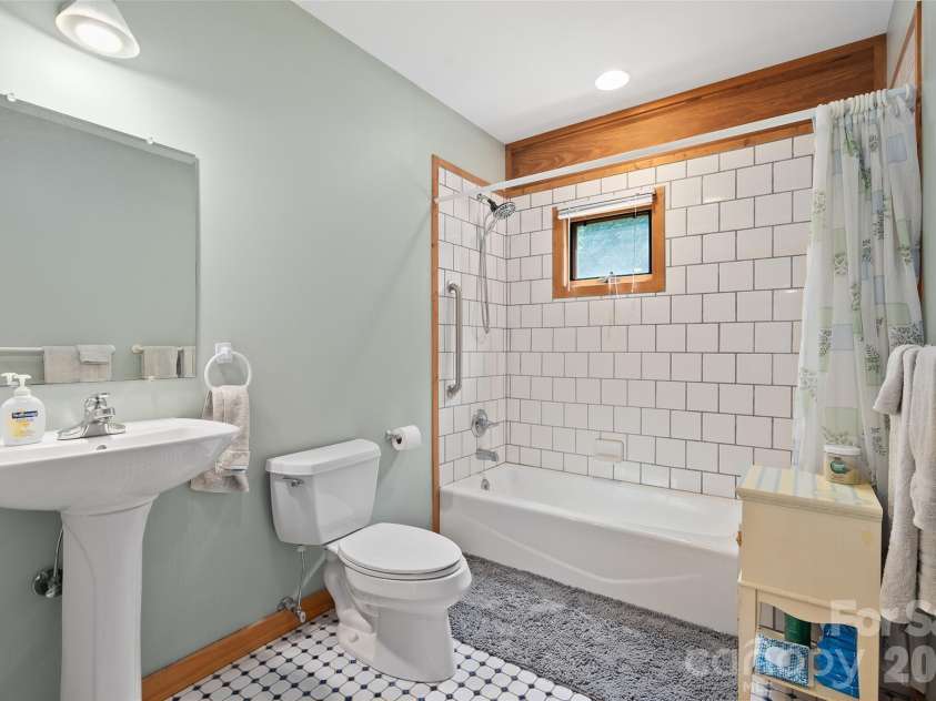 646 Trials Gap Drive, Waynesville, NC 28786.  MLS# CAR4409182, YatesRealty ID 41504. 