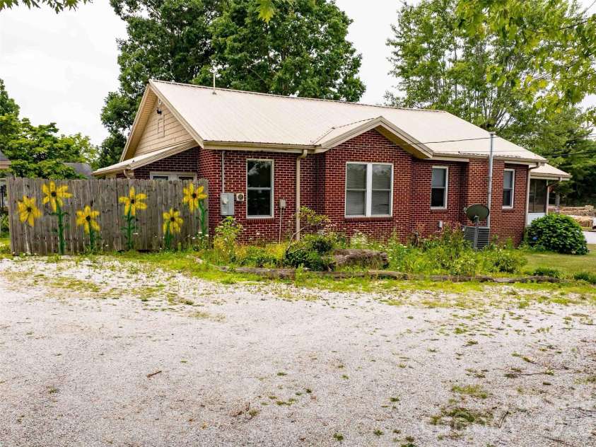 103 King Street, East Flat Rock, NC 28726.  MLS# CAR4411088, YatesRealty ID 41506. 