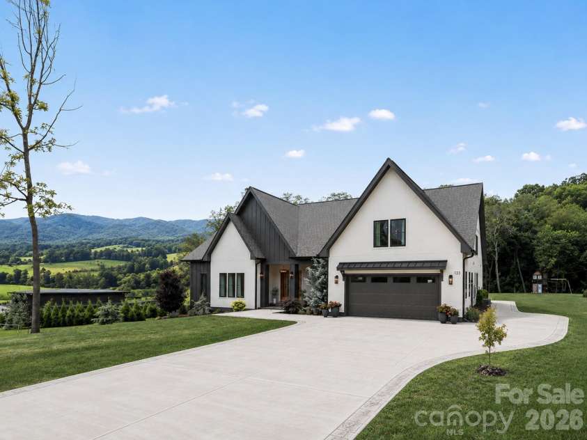 133 Annabelle Linn Drive, Fairview, NC 28730.  MLS# CAR4408603, YatesRealty ID 41509. 
