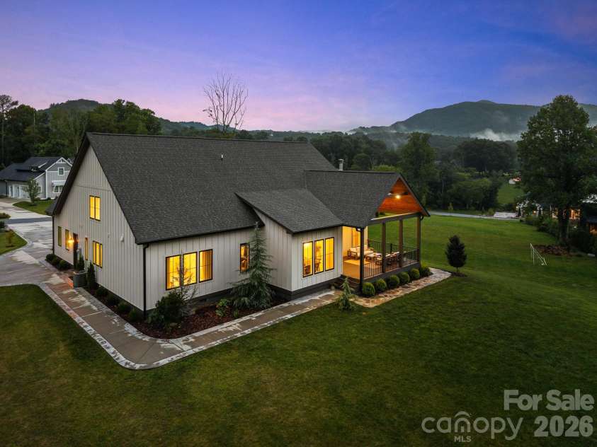 133 Annabelle Linn Drive, Fairview, NC 28730.  MLS# CAR4408603, YatesRealty ID 41509. 