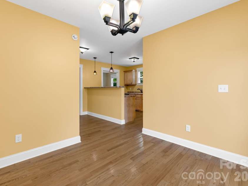 2 Cottage Cove Lane, Asheville, NC 28803.  MLS# CAR4405523, YatesRealty ID 41512. Nice-sized Dining Room