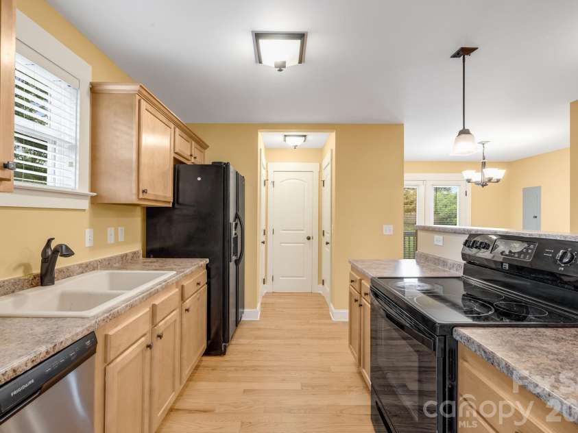 2 Cottage Cove Lane, Asheville, NC 28803.  MLS# CAR4405523, YatesRealty ID 41512. Spacious Kitchen