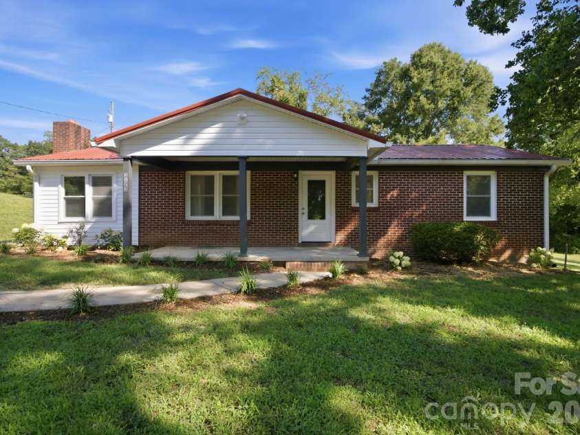 3123 Castle Avenue, Hickory, NC 28601.  MLS# CAR4404903, YatesRealty ID 41516. 