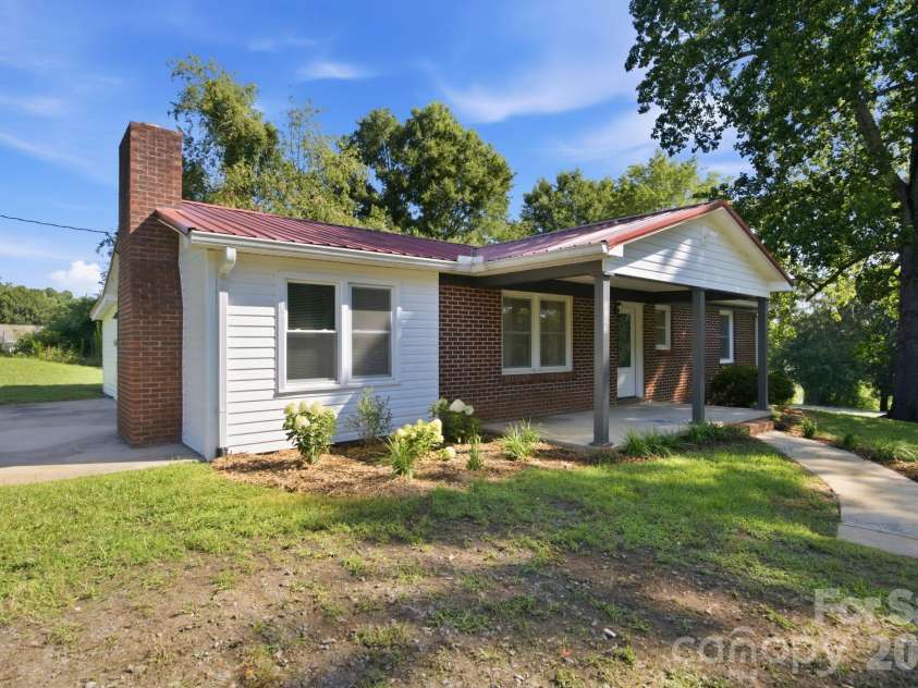 3123 Castle Avenue, Hickory, NC 28601.  MLS# CAR4404903, YatesRealty ID 41516. 