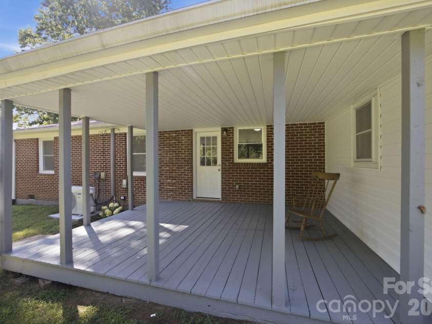 3123 Castle Avenue, Hickory, NC 28601.  MLS# CAR4404903, YatesRealty ID 41516. 