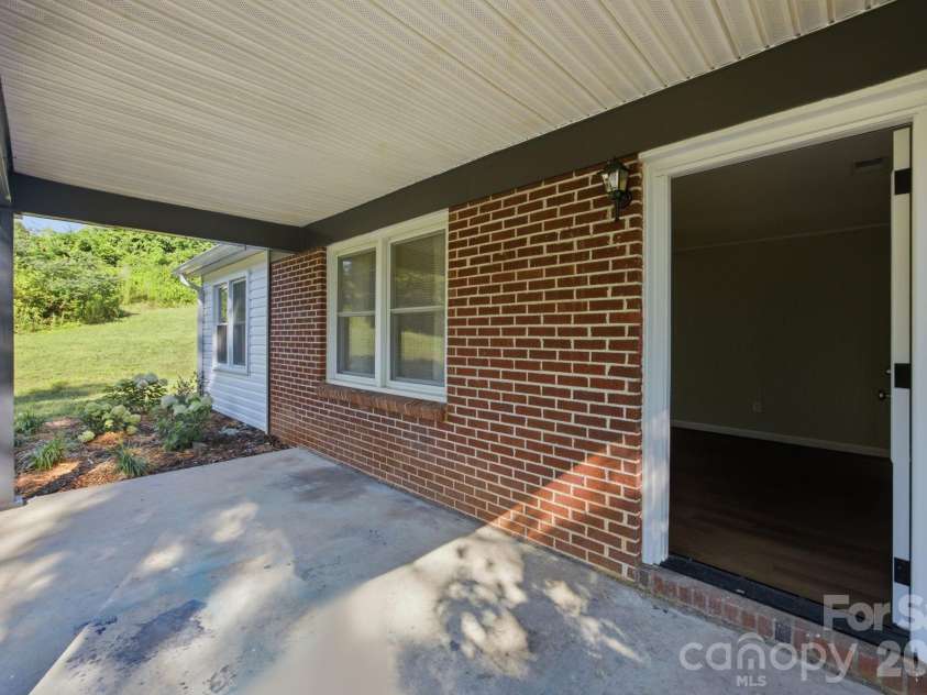 3123 Castle Avenue, Hickory, NC 28601.  MLS# CAR4404903, YatesRealty ID 41516. 