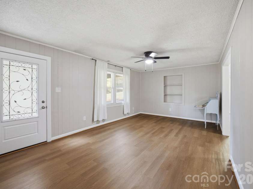 3123 Castle Avenue, Hickory, NC 28601.  MLS# CAR4404903, YatesRealty ID 41516. 