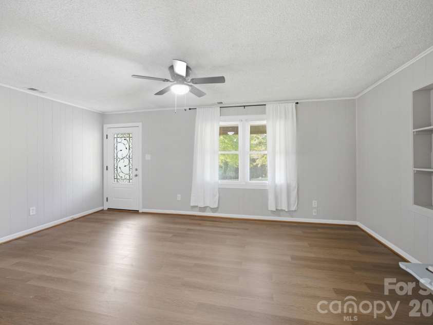 3123 Castle Avenue, Hickory, NC 28601.  MLS# CAR4404903, YatesRealty ID 41516. 