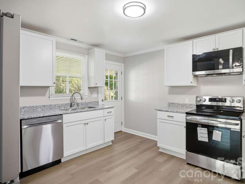 3123 Castle Avenue, Hickory, NC 28601.  MLS# CAR4404903, YatesRealty ID 41516. 