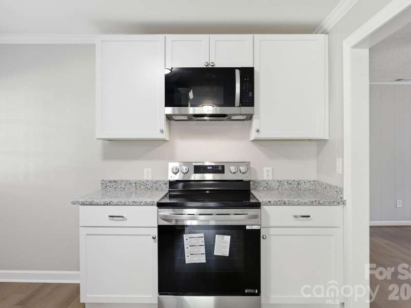 3123 Castle Avenue, Hickory, NC 28601.  MLS# CAR4404903, YatesRealty ID 41516. 