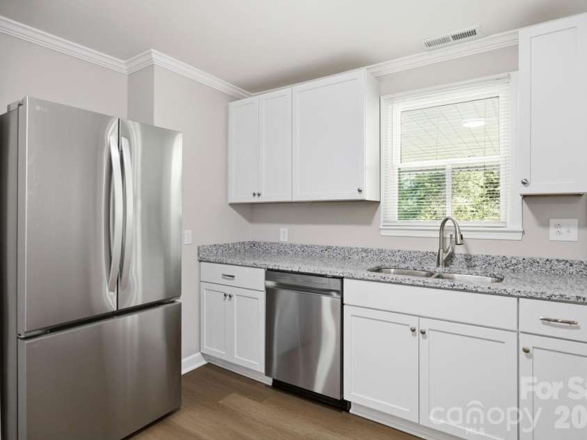 3123 Castle Avenue, Hickory, NC 28601.  MLS# CAR4404903, YatesRealty ID 41516. 