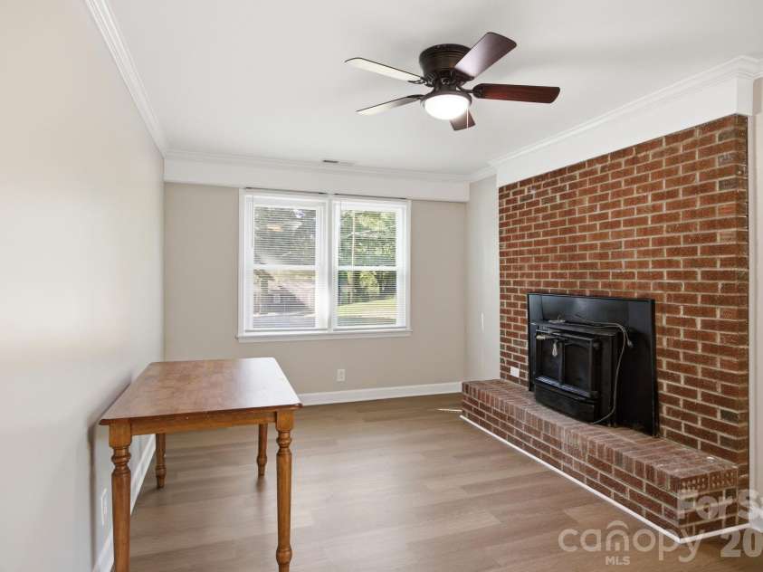 3123 Castle Avenue, Hickory, NC 28601.  MLS# CAR4404903, YatesRealty ID 41516. 